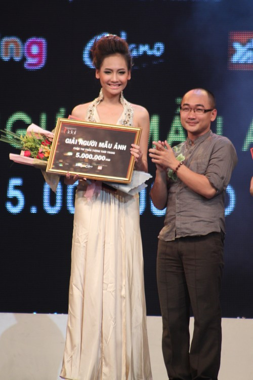 Stylist Vô Thường trao giải Người mẫu ảnh cho Dương Ngọc Châm Lộ diện thần tượng thời trang đầu tiên của F-idol