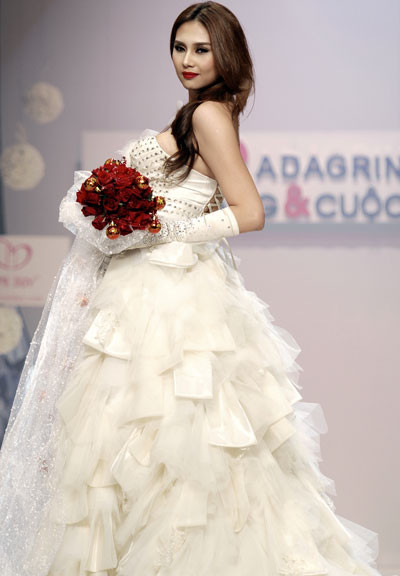 4. Hoàng Yến Á hậu 1 hoa hậu hoàn vũ Việt Nam 2008 sở hữu vẻ đẹp kiêu sa và vóc dáng hoàn mỹ. Khoác lên mình chiếc váy cưới trông cô càng thêm phần lộng lẫy. Các bạn gái có chiều cao khoảng 1m7 có thể xem mẫu váy cưới này là gợi ý thú vị cho ngày vu quy của mình. 4. Hoàng Yến Á hậu 1 hoa hậu hoàn vũ Việt Nam 2008 sở hữu vẻ đẹp kiêu sa và vóc dáng hoàn mỹ. Khoác lên mình chiếc váy cưới trông cô càng thêm phần lộng lẫy. Các bạn gái có chiều cao khoảng 1m7 có thể xem mẫu váy cưới này là gợi ý thú vị cho ngày vu quy của mình.