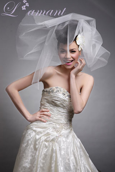 3.Hồ Ngọc Hà Kết duyên cùng anh chồng nổi tiếng Cường Đôla, Hồ Ngọc Hà khiến không ít fans ngỡ ngàng trước việc theo chàng về dinh. Không ai có thể phủ nhận rằng Hồ Ngọc Hà là một trong những cô dâu kiều diễm nhất khi khoác lên mình chiếc váy cưới trắng tinh khôi. 3.Hồ Ngọc Hà Kết duyên cùng anh chồng nổi tiếng Cường Đôla, Hồ Ngọc Hà khiến không ít fans ngỡ ngàng trước việc theo chàng về dinh. Không ai có thể phủ nhận rằng Hồ Ngọc Hà là một trong những cô dâu kiều diễm nhất khi khoác lên mình chiếc váy cưới trắng tinh khôi.