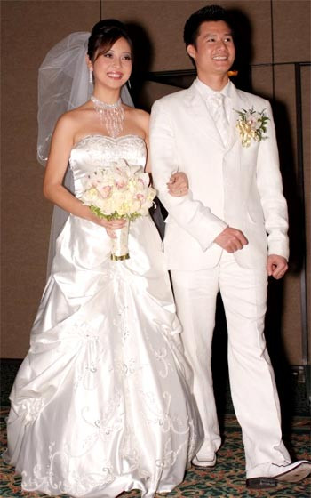 10.Jennifer Phạm Mặc dù hoa hậu châu Á tại Mỹ và anh chồng Quang Dũng đã đường ai nấy đi từ lâu, nhưng khi nhìn lại những bức ảnh cưới của cặp uyên ương này, vẫn phải trầm trồ trước vẻ đẹp khả ái, quyến rũ nơi cô dâu Jennifer. 10.Jennifer Phạm Mặc dù hoa hậu châu Á tại Mỹ và anh chồng Quang Dũng đã đường ai nấy đi từ lâu, nhưng khi nhìn lại những bức ảnh cưới của cặp uyên ương này, vẫn phải trầm trồ trước vẻ đẹp khả ái, quyến rũ nơi cô dâu Jennifer.