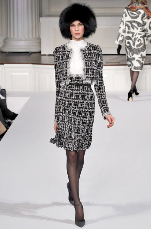 2. Áo khoác thô: Có một thời gian những chiếc áo vải thô đã bị nằm ngoài tầm phủ sóng của những người yêu vẻ đẹp thời trang hiện đại vì nhiều người nghĩ rằng đó là trang phục chỉ dành cho những người già. Thế nhưng, gần đây các nhà thiết kế thời trang đã chứng minh điều ngược lại khi đem đến nhiều nét mới cho kiểu áo khoác này với những thiết kế được cách tân trẻ trung hơn, bắt mắt hơn với dáng ôm sát, cổ áo cách điệu, màu sắc bắt mắt.