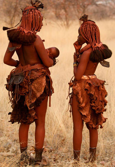 Bộ lạc Himba sống ở phía Bắc của Namibia, sinh tồn chủ yếu bằng săn bắn và hái lượm. Tuy nhiên, họ vẫn biết nuôi bò và dê để đảm bảo cuộc sống. Bộ lạc Himba sống ở phía Bắc của Namibia, sinh tồn chủ yếu bằng săn bắn và hái lượm. Tuy nhiên, họ vẫn biết nuôi bò và dê để đảm bảo cuộc sống.