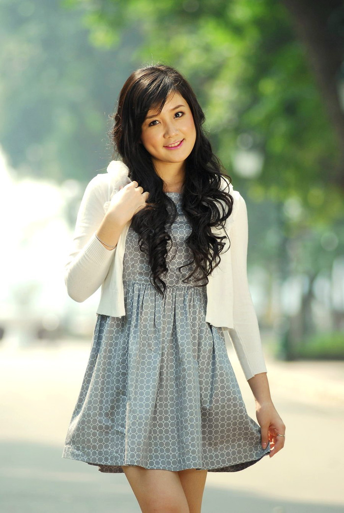 1. Dịu dàng Xuân Mai vốn đã sở hữu một khuôn mặt trái xoan hơi bầu bĩnh, dễ thương. Chính vì vậy những chiếc váy đầm hơi xòe rất hợp với cô.