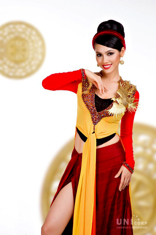 Trong những cuộc thi sắc đẹp mang tầm quốc tế chúng ta vẫn luôn chọn chiếc áo dài để dự thi phần trang phục dân tộc, tuy nhiên ngoài chiếc áo dài thì trang phục dân tộc chúng ta còn có áo bà ba, yếm đào... Chiếc áo này không chỉ giúp Hoàng My đẹp mặn mà hơn trên đấu trường quốc tế mà nó còn giúp khẳng định chỗ đứng của những trang phục dân tộc luôn được người Việt chúng ta tự hào.