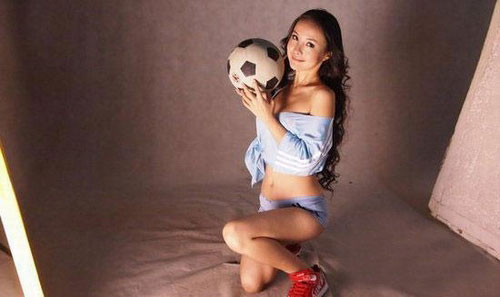 "Nóng mắt" Hot girl bên trái bóng tròn ảnh 5