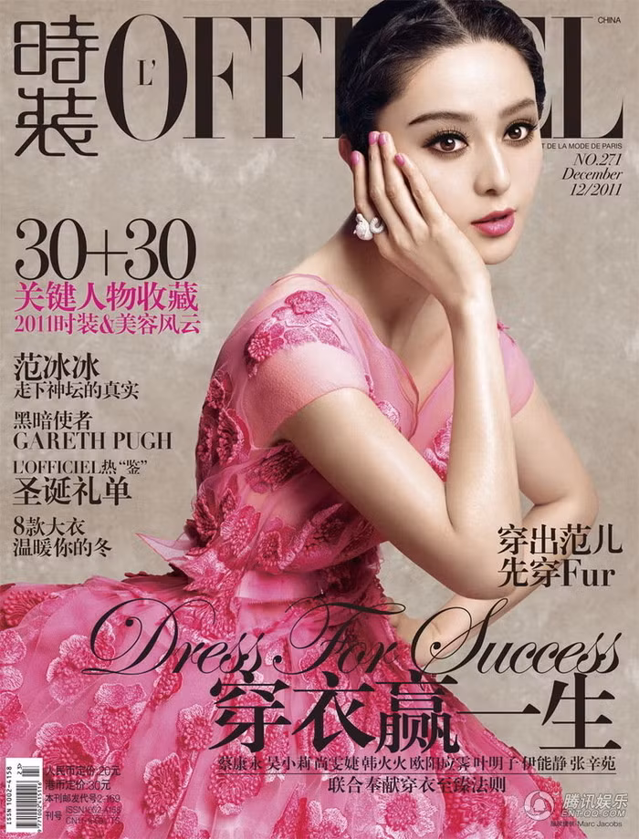 Trong ống Kính Phạm Băng Băng với trang phục lộng lẫy, đôi tay thiên thần, dưới ánh sáng trắng gương mặt tinh tế tỏa ra ánh hào quang rực rỡ. Cô đã khéo léo chọn màu son và màu móng tay hợp với tone hồng tươi của chiếc váy.