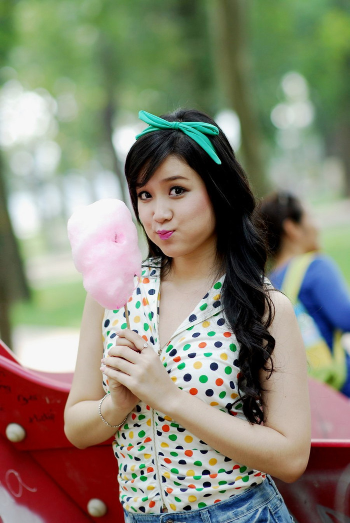 Nhìn Xuân Mai tạo dáng điệu bên cây kẹo bông kìa!
