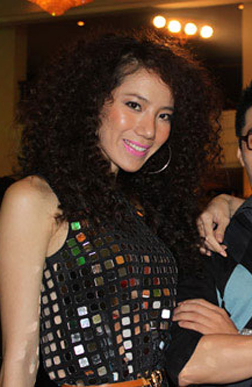 Nếu bạn nhìn trực tiếp mái tóc này của Chung Thục Quyên thì hẳn bạn phải rú lên vì kinh khủng.