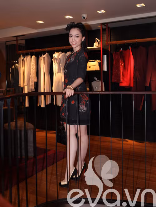 Chiếc váy đem lại cho Linh Nga vẻ đẹp cổ điển nhờ thiết kế dáng suông nhưng cũng rất quý phái với gam màu đen in họa tiết hoa màu đỏ thẫm