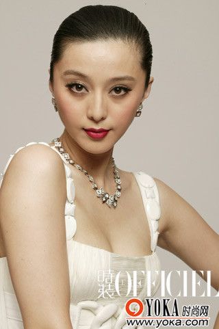 Bộ váy hai dây hở ngực sexy với đôi môi đỏ thắm cho ta nhìn thấy một Phạm Băng Băng gợi cảm, hấp dẫn.