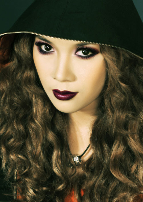 Kiểu tóc thẳng và màu môi nhạt, trang điểm nhẹ nhàng vẽ nên một chân dung Mỹ Tầm gần gũi, xinh xắn và thật đáng yêu. Vẫn phong cách trang điểm nhẹ nhàng như thế nhưng kiểu tóc xoăn, trông Mỹ Tâm trở nên lady, quyến rũ hơn. Màu môi ăn ý với bộ trang phục đang mặc, Mỹ Tâm tỏ ra rất chu đáo và cẩn thận trong phong cách trang điểm và ăn mặc. Tươi tắn, một cảm giác thoải mái mà Mỹ Tâm mang đến cho người đối diện bởi cách trang điểm nhẹ với màu môi thật tươi. Một sự biến hóa đầy bất ngờ và cá tính. Mỹ Tâm trông vô cùng lạ lẫm và ấn tượng. Tất cả sự biến hóa đầy thú vị của Mỹ Tâm trong loạt ảnh đặc biệt này nhờ sự giúp sức của chuyên gia trang điểm Hồ Khanh. Anh là một trong những chuyên gia trang điểm nổi tiếng hàng đầu tại TP.H Khám phá phong cách trang điểm của Mỹ Tâm