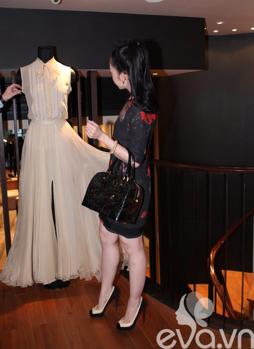 Linh Nga lựa chọn kết hợp phụ kiện rất giản dị với túi xách đen và giày cao gót 2 màu đen - nude Linh Nga lựa chọn kết hợp phụ kiện rất giản dị với túi xách đen và giày cao gót 2 màu đen - nude