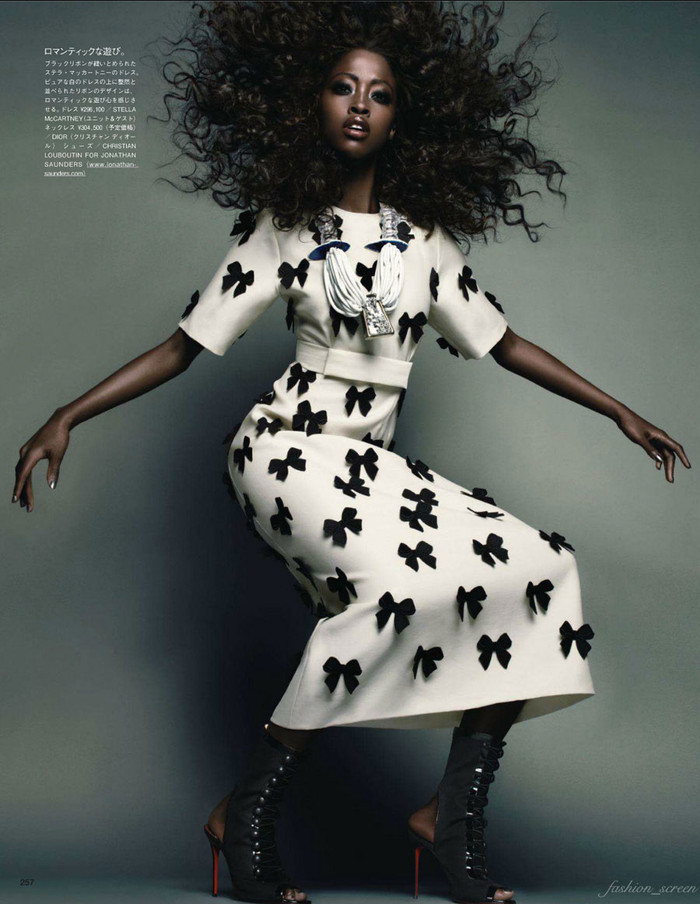 8. Những chiếc nơ được điểm xuyết nhẹ nhàng khiến bộ cánh thêm phần sang trọng hơn. 8. Những chiếc nơ được điểm xuyết nhẹ nhàng khiến bộ cánh thêm phần sang trọng hơn.