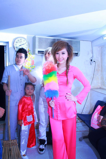 Bảo Thy duyên dáng với áo bà ba màu cánh sen điệu đà. Tuy nhiên trông cô vẫn không thể là..."thôn nữ" khi sơn cả bộ móng tay màu đen sành điệu và mái tóc nhuộm vàng óng như vậy.