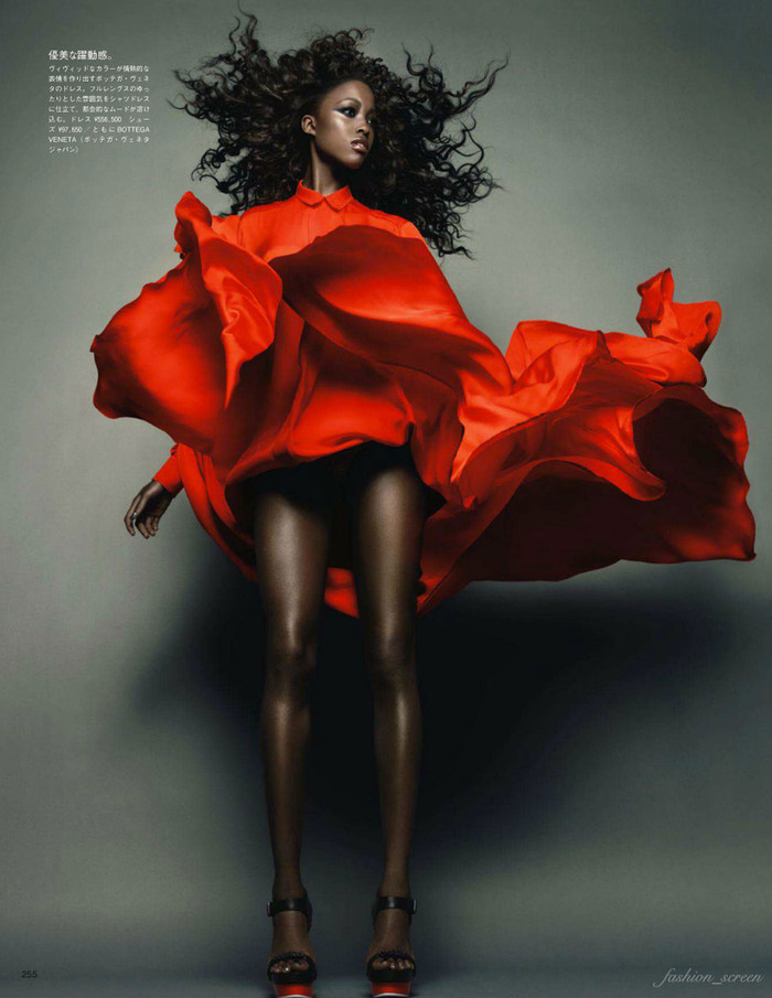 7. Màu đỏ của đam mê rực cháy luôn là "con cưng" của mọi làn da. 7. Màu đỏ của đam mê rực cháy luôn là "con cưng" của mọi làn da.