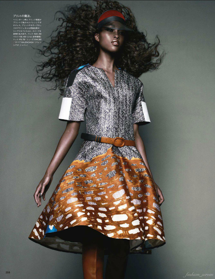 10. Kiểu khối hình học trên chất liệu vải thô - cứng, pha chút kim loại lóng lánh khiến bộ váy sang hơn gấp bội lần. 10. Kiểu khối hình học trên chất liệu vải thô - cứng, pha chút kim loại lóng lánh khiến bộ váy sang hơn gấp bội lần.