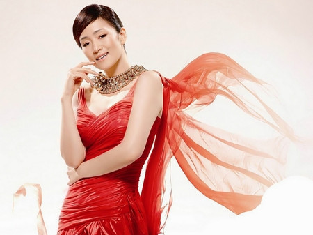 Ngôi sao phim "Hoàng Kim Giáp" bật mí, bí quyết giữ gìn sắc đẹp của cô chủ yếu là tập thể dục và chế độ ăn uống thích hợp. Cô thường xuyên uống trà xanh vì đây là thức uống rất tốt cho tim mạch, ngăn ngừa ung thư. Bã trà dùng làm mặt nạ dưỡng da hoặc xóa quầng thâm quanh mắt rất hữu hiệu.