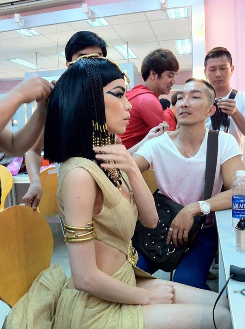 Loạt ảnh rò rỉ lần này đã khiến khán giả rất bất ngờ khi Hồ Ngọc Hà hóa thân thành Cleopatra - Nữ hoàng Ai Cập xinh đẹp và nổi tiếng trong lịch sử. Với hình tượng này, bối cảnh MV "Từ ngày anh đi" cũng vô cùng hoành tráng với cách dàn dựng theo cung điện Ai Cập thời xưa. Loạt ảnh rò rỉ lần này đã khiến khán giả rất bất ngờ khi Hồ Ngọc Hà hóa thân thành Cleopatra - Nữ hoàng Ai Cập xinh đẹp và nổi tiếng trong lịch sử. Với hình tượng này, bối cảnh MV "Từ ngày anh đi" cũng vô cùng hoành tráng với cách dàn dựng theo cung điện Ai Cập thời xưa.