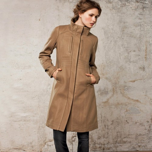 1. Áo măng tô (Trench coat): Đây là kiểu áo "không thể thiếu" đối với chị em công sở. Dáng áo dài thanh lịch và quý phái đem đến cho bạn sự tự tin và cực kì lịch sự nơi làm việc.