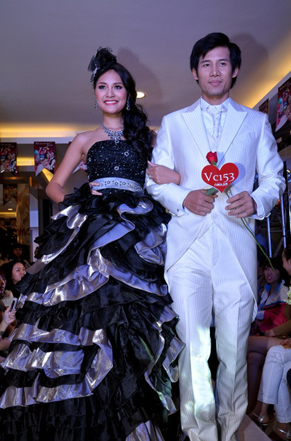 Hương Giang làm cô dâu bên Thanh Thức ảnh 5 Thanh Thức lịch lãm làm chú rể dìu Hương Giang catwalk.