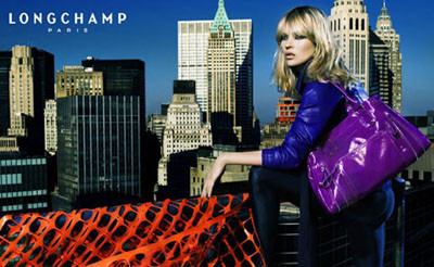 Có thể nói Kate Moss là người đã mang đến một làn gió mới cho Longchamp khi đem sự quyến rũ, gợi cảm và vẻ đẹp thanh lịch của mình hòa quyện cùng sự sang trọng, tinh tế trong những mẫu túi xách cao cấp bậc nhất này. Có thể nói Kate Moss là người đã mang đến một làn gió mới cho Longchamp khi đem sự quyến rũ, gợi cảm và vẻ đẹp thanh lịch của mình hòa quyện cùng sự sang trọng, tinh tế trong những mẫu túi xách cao cấp bậc nhất này.