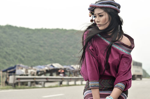 Với chiều cao lý tưởng, khuôn mặt cá tính, mái tóc đen dài suôn mượt thì việc hóa thân thành sơn nữ với Ngọc Hân không quá khó.