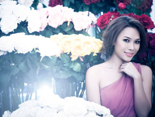 Kiểu tóc thẳng và màu môi nhạt, trang điểm nhẹ nhàng vẽ nên một chân dung Mỹ Tầm gần gũi, xinh xắn và thật đáng yêu. Vẫn phong cách trang điểm nhẹ nhàng như thế nhưng kiểu tóc xoăn, trông Mỹ Tâm trở nên lady, quyến rũ hơn. Màu môi ăn ý với bộ trang phục đang mặc, Mỹ Tâm tỏ ra rất chu đáo và cẩn thận trong phong cách trang điểm và ăn mặc. Tươi tắn, một cảm giác thoải mái mà Mỹ Tâm mang đến cho người đối diện bởi cách trang điểm nhẹ với màu môi thật tươi. Một sự biến hóa đầy bất ngờ và cá tính. Mỹ Tâm trông vô cùng lạ lẫm và ấn tượng. Tất cả sự biến hóa đầy thú vị của Mỹ Tâm trong loạt ảnh đặc biệt này nhờ sự giúp sức của chuyên gia trang điểm Hồ Khanh. Anh là một trong những chuyên gia trang điểm nổi tiếng hàng đầu tại TP.H Khám phá phong cách trang điểm của Mỹ Tâm