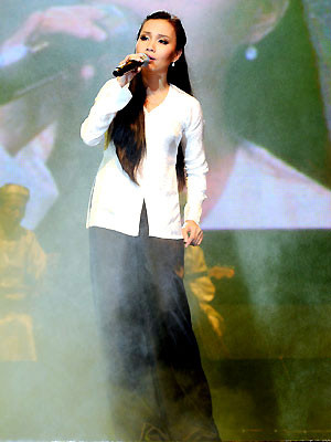 Cẩm Ly là ca sĩ thường xuyên diện áo bà ba trên sân khấu. Với vóc dáng sẵn "thôn quê" của mình cô rất hợp với chiếc áo dân tộc này.