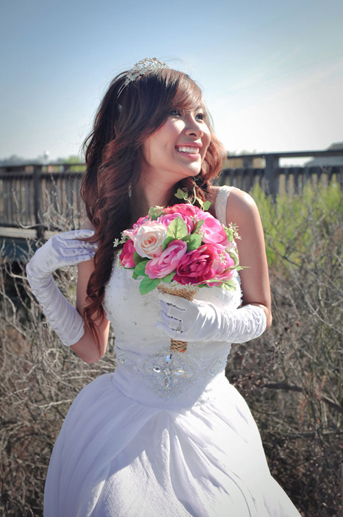 9.Duy Uyên Bất ngờ “theo chồng bỏ cuộc chơi”, Mắt ngọc một thời tạm gác sự nghiệp ca nhạc để lên xe hoa năm 2010. Vẻ đẹp nữ tính, dễ thương của cô nàng ca sĩ này khiến ai đã gặp một lần thì khó mà quên cho được. Trong trang phục cô dâu, vẻ ngọt ngào nữ tính, đáng yêu dường như càng tăng thêm gấp bội. 9.Duy Uyên Bất ngờ “theo chồng bỏ cuộc chơi”, Mắt ngọc một thời tạm gác sự nghiệp ca nhạc để lên xe hoa năm 2010. Vẻ đẹp nữ tính, dễ thương của cô nàng ca sĩ này khiến ai đã gặp một lần thì khó mà quên cho được. Trong trang phục cô dâu, vẻ ngọt ngào nữ tính, đáng yêu dường như càng tăng thêm gấp bội.