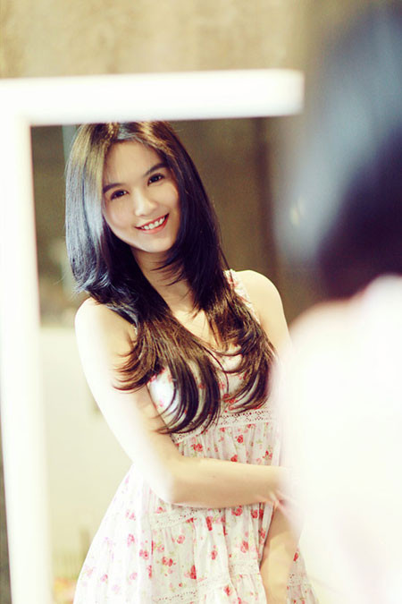 Mái tóc buông xõa, làn da trắng mịn, khuôn mặt xinh như búp bê Ngọc Trinh trông dịu hiền trong chiếc váy hoa nền nã không màu mè nổi bật.