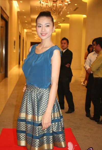 Ngô Thanh Vân luôn kết hợp trang phục theo phong cách và màu sắc ton-sur-ton đơn giản nhưng vẫn sang trọng, hợp thời trang.