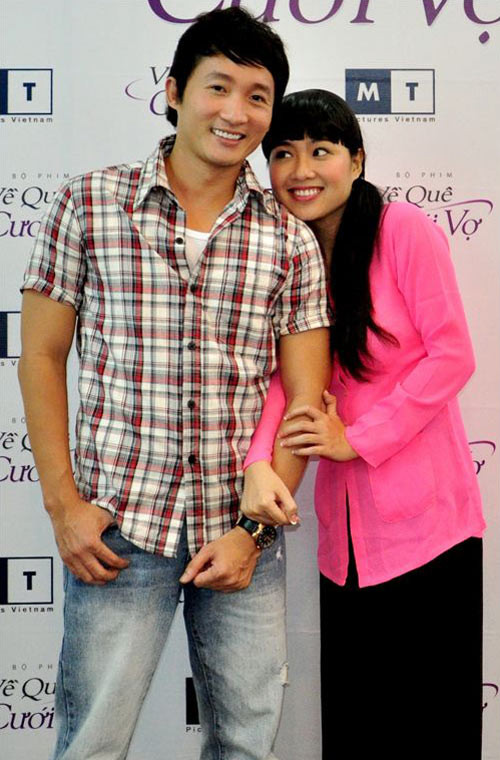 Chiếc áo xẻ tà màu hồng cánh sen kết hợp với quần lụa màu đen trông Kim Khánh cũng e ấp, dịu hiền hơn thường lệ.