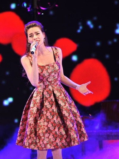 Trong đó, kiểu váy mang hơi hướng của thời trang những năm 50-60s là một trong những xu hướng được phái nữ ưa chuộng nhất. Hồ Ngọc Hà cũng thường xuyên xuất hiện với những chiếc váy vintage duyên dáng.