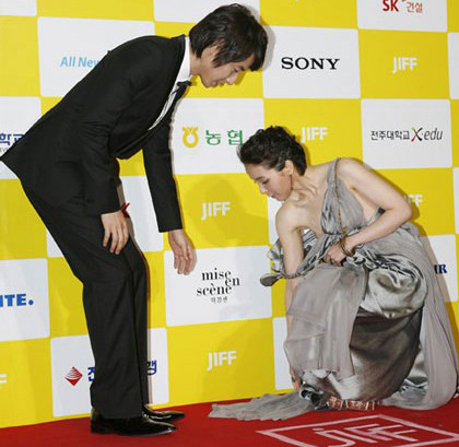 Trong khi đó, Jo Ahn lại một phen ngượng chín mặt vị lộ vòng 1 khi cúi xuống gỡ váy.