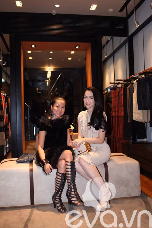 NTK Hà Linh Thu cũng xuất hiện với một xì-tai khá lạ mắt