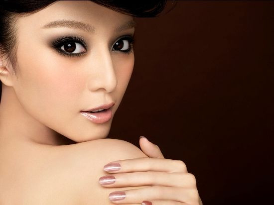 Kiểu tóc này, lối trang điểm mắt, nhấn viền đen cho đôi mắt to tròn, màu son và màu móng tay hòa quyện tạo nên một sức hút mãnh liệt với người đối diện.