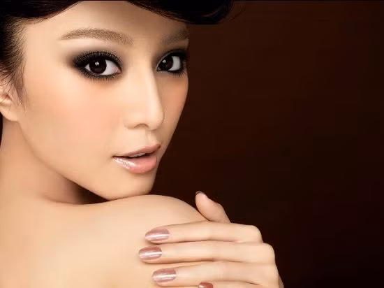 Kiểu tóc này, lối trang điểm mắt, nhấn viền đen cho đôi mắt to tròn, màu son và màu móng tay hòa quyện tạo nên một sức hút mãnh liệt với người đối diện.