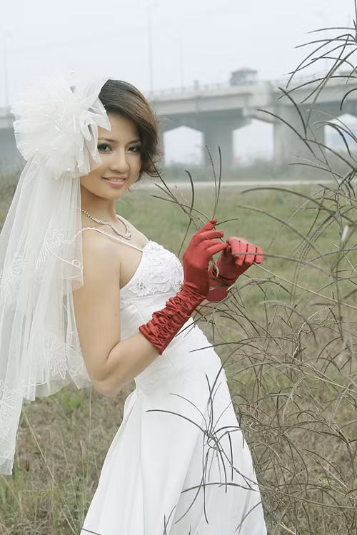 6.Trần Thị Quỳnh Mộc mạc như một đóa đồng nội, Hoa hậu thể thao mang đến cho người đối diện cảm giác cứ muốn ngắm nhìn mãi không thôi. Vừa lên xe hoa cách đây không lâu, Trần Thị Quỳnh tạm gác công việc trong một thời gian để vun đắp cho tổ ấm yêu thương.