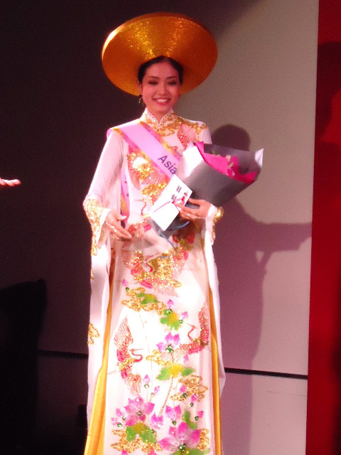 Ninh Hoàng Ngân nhận giải trên sân khấu. Ảnh: Elite. Ninh Hoàng Ngân nhận giải trên sân khấu. Ảnh: Elite.