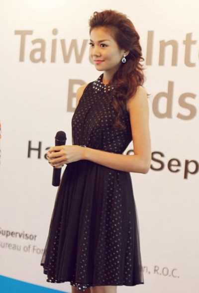 Thanh Hằng rất yêu thích style vintage, bởi vậy kiểu váy cổ điển này luôn được chị ấy tận dụng trong nhiều dịp.