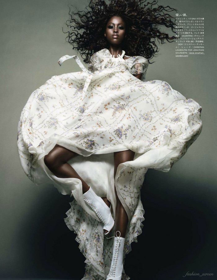 Dường như những kiệt tác trên tờ vogue Nhật tháng 11 chính là minh chứng cho tư tưởng “nghệ thuật không có ranh giới” trong thời trang. 4. Những tà váy sheer mỏng mảnh như "chàng trai si tình" mơn trớn làn da nâu. Dường như những kiệt tác trên tờ vogue Nhật tháng 11 chính là minh chứng cho tư tưởng “nghệ thuật không có ranh giới” trong thời trang. 4. Những tà váy sheer mỏng mảnh như "chàng trai si tình" mơn trớn làn da nâu.