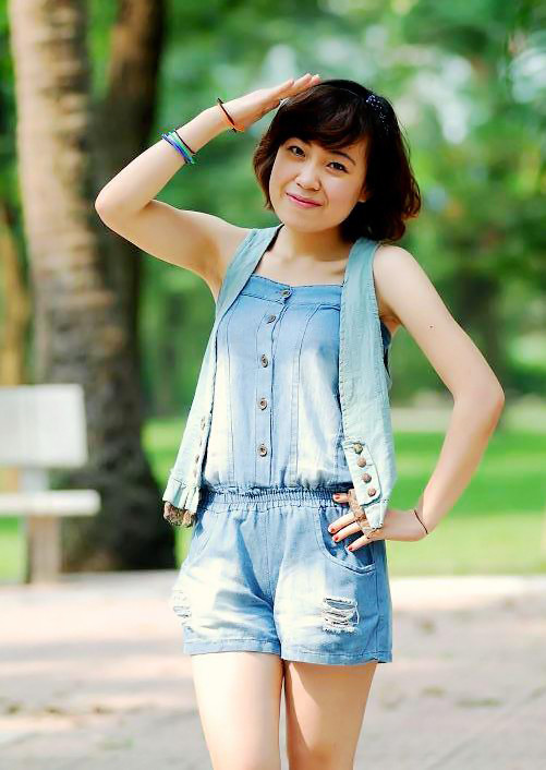 Ảnh 3: Nhìn bạn gái tung tăng trong bộ đồ jeans xinh xắn này…. Ảnh 3: Nhìn bạn gái tung tăng trong bộ đồ jeans xinh xắn này….