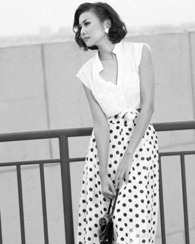 Kết hợp chân váy chấm bi cổ điển với sơmi trắng đơn giản...