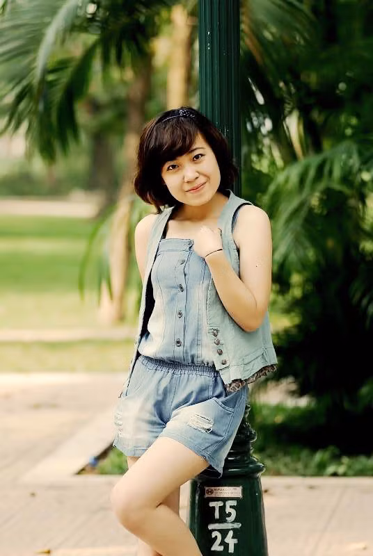 Ảnh 8: Sau dần chất liệu jeans được phát triển sang áo, quần yếm, mũ, túi xách, giày. Nhưng vẫn phát triển mạnh nhất ở địa hạt thời trang quần áo.