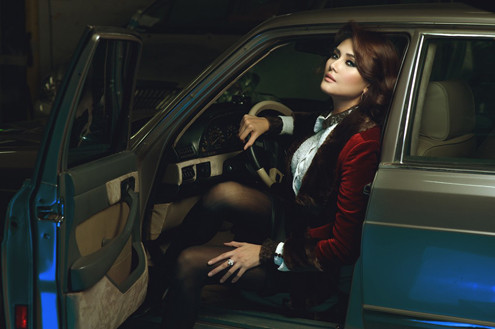 Ngắm Võ Hoàng Yến tuyệt đẹp trong áo khoác Đông ảnh 8 Vẻ đẹp và sự chuyên nghiệp trong khi làm việc của cô khiến stylist Nguyễn Thiện Khiêm hài lòng.