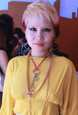 Không gì dị hợm hơn mái tóc của Mai Khôi. Nó làm mất hết hình ảnh một Mai Khôi nhẹ nhàng, xinh xắn thưở nào.