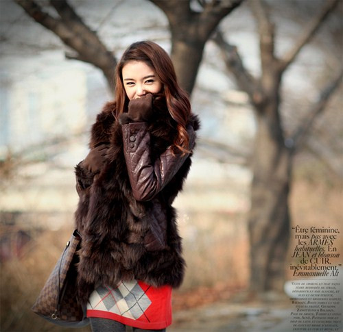 8. Áo khoác lông: Đươc coi là một trong những xu hướng thời trang nổi bật cho mùa thu đông năm nay, áo khoác lông xuất hiện ở khắp nơi, từ những phụ kiện nhỏ nhất cho đến tổng thể của trang phục