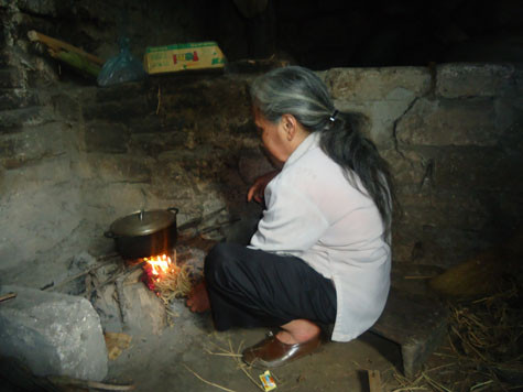 Một mình bà sống qua ngày bằng bữa rau bữa cháo Một mình bà sống qua ngày bằng bữa rau bữa cháo