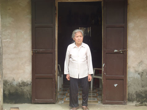 Mình bà sống trong căn nhà nhỏ Mình bà sống trong căn nhà nhỏ