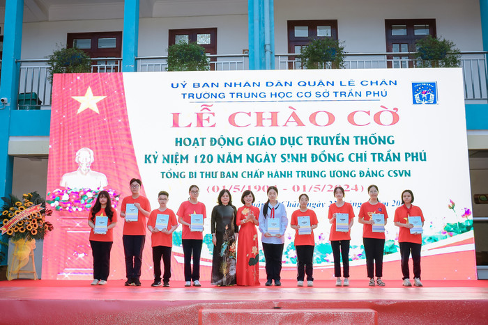 Lãnh đạo nhà trường tặng quà học sinh đạt thành tích cao trong học tập (Ảnh: LMT) thcs-tran-phú-4.jpg